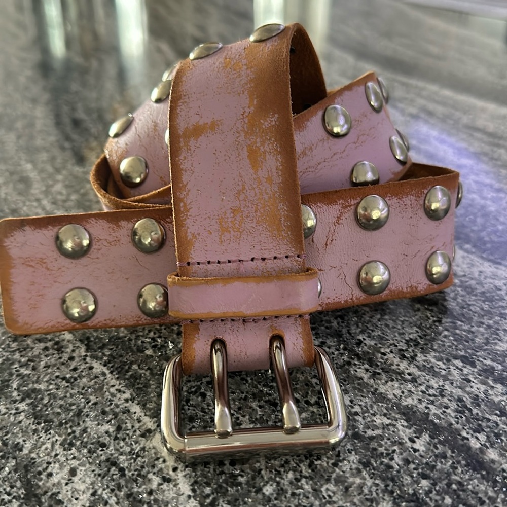 Ladies leather belt with studs